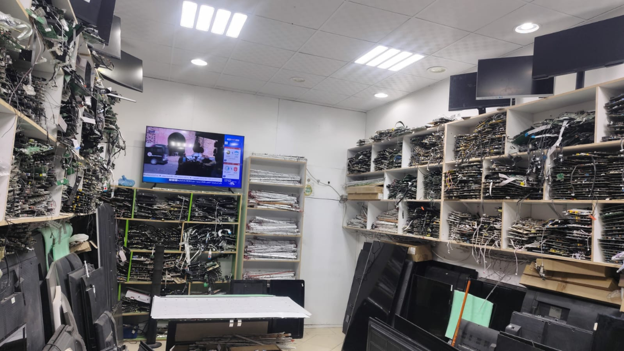 لماذا يُفضل استخدام قطع غيار أصلية في إصلاح التلفزيونات؟